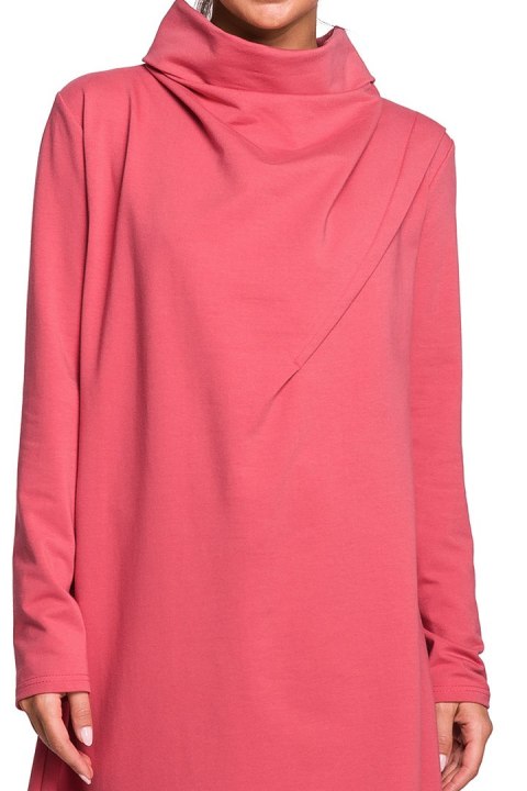Luźna sukienka midi oversize z kołnierzem długi rękaw koralowa B132 Luźna sukienka midi oversize z kołnierzem długi rękaw koralowa B132