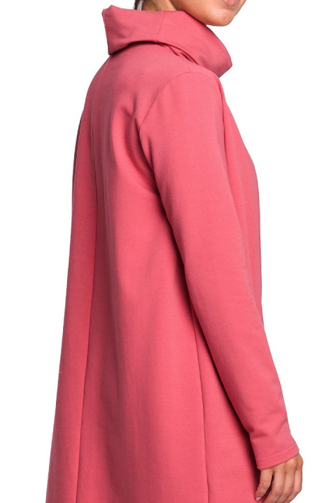 Luźna sukienka midi oversize z kołnierzem długi rękaw koralowa B132 Luźna sukienka midi oversize z kołnierzem długi rękaw koralowa B132