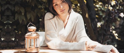Sweter damski luźny oversize z dziurami i dekoltem V beżowy BK028 Sweter damski luźny oversize z dziurami i dekoltem V beżowy BK028