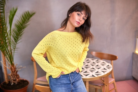 Luźny sweter damski z oczkami przewiewny żółty BK019 Luźny sweter damski z oczkami przewiewny żółty BK019