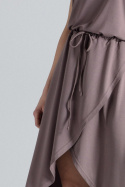 Sukienka asymetryczna midi z wiskozy wiązana w pasie brązowa M394