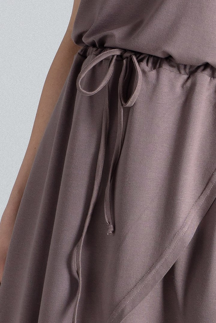 Sukienka asymetryczna midi z wiskozy wiązana w pasie brązowa M394