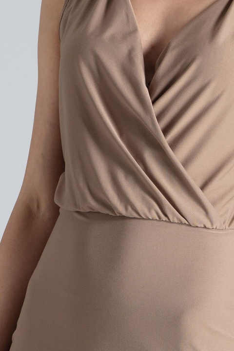 Elegancka sukienka ołówkowa bez rękawów z dekoltem V beżowa M135 Elegancka sukienka ołówkowa bez rękawów z dekoltem V beżowa M135