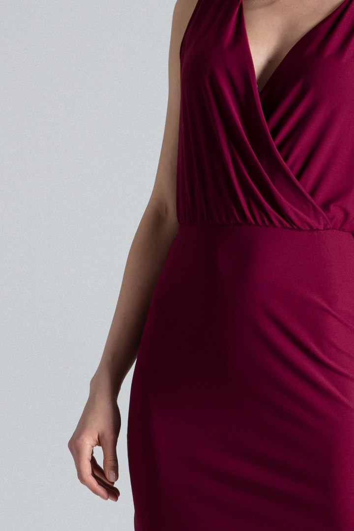 Elegancka sukienka ołówkowa bez rękawów z dekoltem V bordowa M135 Elegancka sukienka ołówkowa bez rękawów z dekoltem V bordowa M135