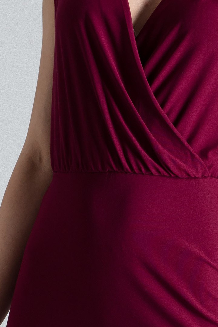 Elegancka sukienka ołówkowa bez rękawów z dekoltem V bordowa M135 Elegancka sukienka ołówkowa bez rękawów z dekoltem V bordowa M135