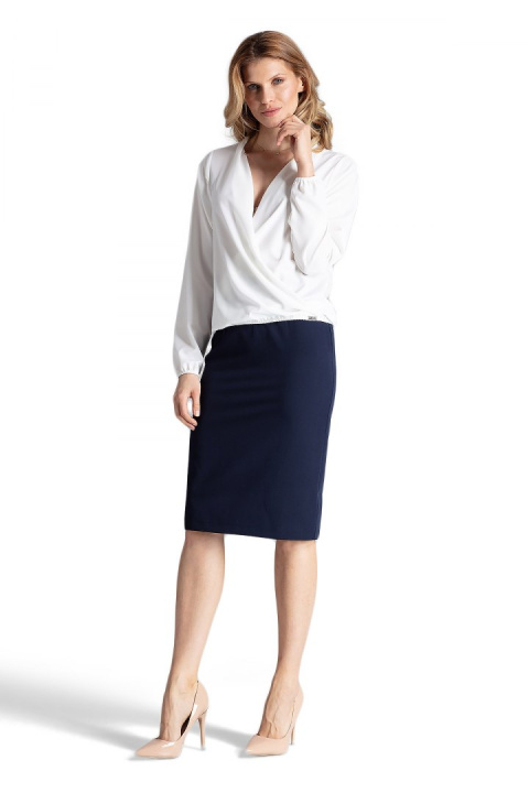 Elegancka bluzka damska z gumką i kopertowym dekoltem V ecru M659 Elegancka bluzka damska z gumką i kopertowym dekoltem V ecru M659