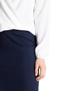 Elegancka bluzka damska z gumką i kopertowym dekoltem V ecru M659