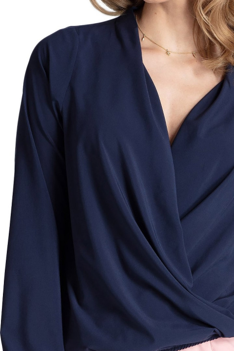 Elegancka bluzka damska z gumką i kopertowym dekoltem V granatowa M659 Elegancka bluzka damska z gumką i kopertowym dekoltem V granatowa M659