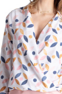 Elegancka bluzka damska z gumką i kopertowym dekoltem V biała M659