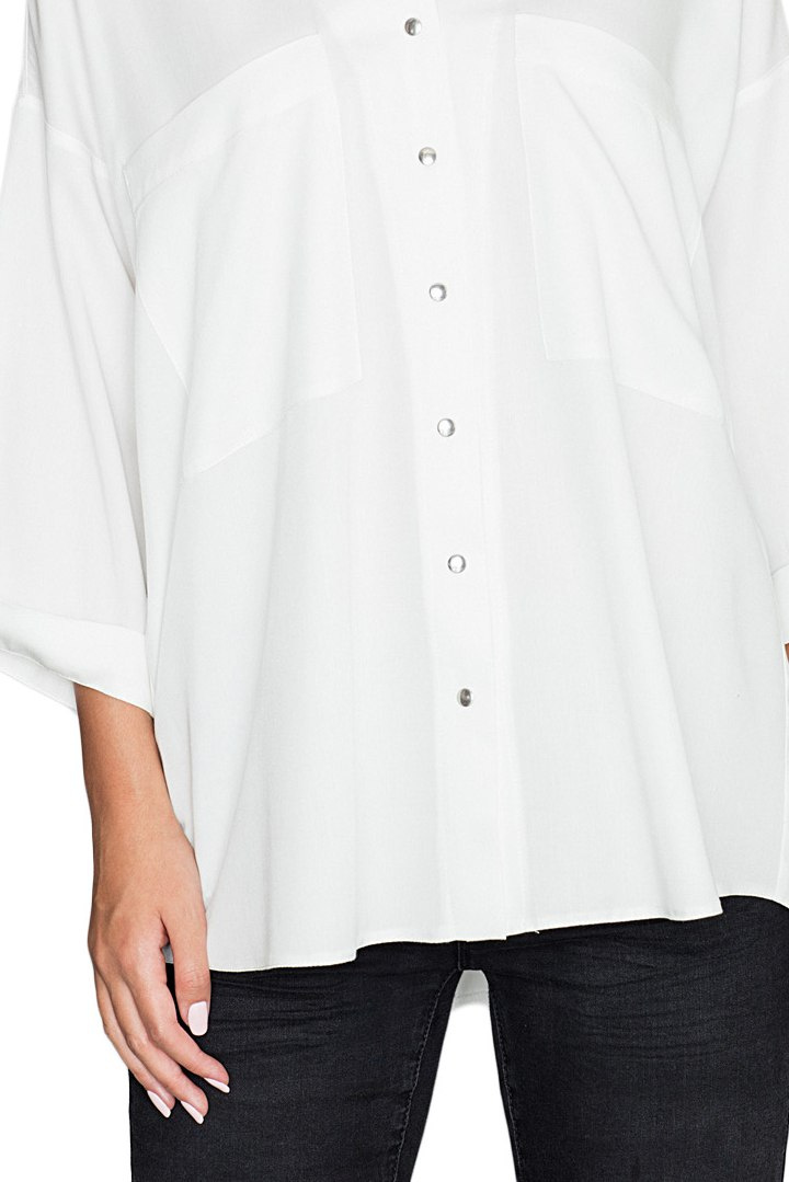 Luźna koszula damska oversize z wiskozy z rękawem 3/4 ecru M583 Luźna koszula damska oversize z wiskozy z rękawem 3/4 ecru M583