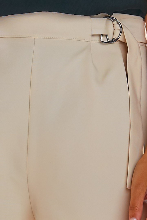 Eleganckie szorty damskie letnie na gumce z paskiem beżowe A301 Eleganckie szorty damskie letnie na gumce z paskiem beżowe A301