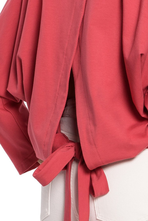 Bluza damska nietoperz tył na zakładkę z wiązaniem koralowa B139 Bluza damska nietoperz tył na zakładkę z wiązaniem koralowa B139