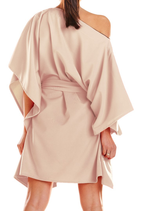 Sukienka mini oversize z krótkim rękawem wiązana w pasie beżowa M196 Sukienka mini oversize z krótkim rękawem wiązana w pasie beżowa M196