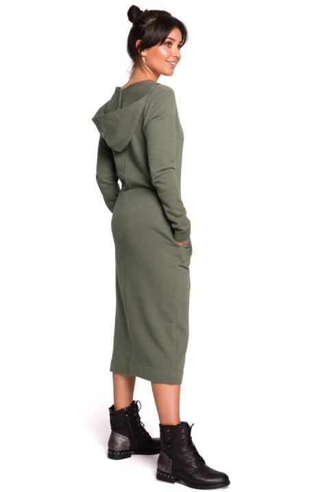 Sukienka maxi z kapturem długim rękawem i kieszeniami khaki r.M B128 Sukienka maxi z kapturem długim rękawem i kieszeniami khaki r.M B128