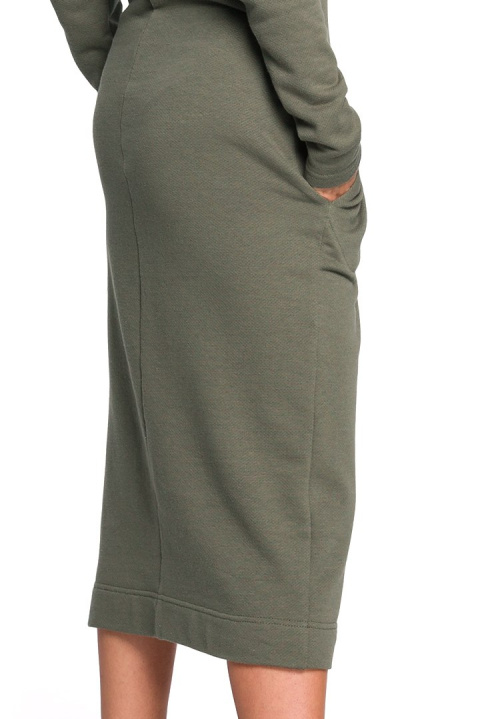 Sukienka maxi z kapturem długim rękawem i kieszeniami khaki r.M B128 Sukienka maxi z kapturem długim rękawem i kieszeniami khaki r.M B128