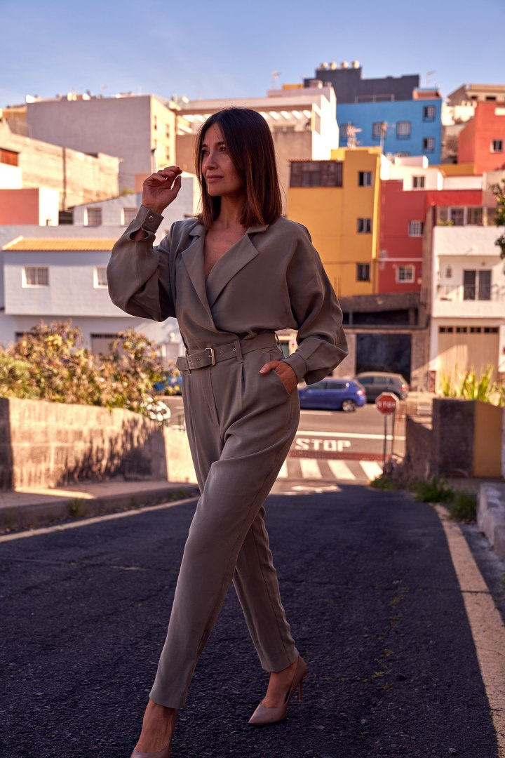 Elegancki kombinezon z wiskozy długi rękaw spodnie chino khaki S209 Elegancki kombinezon z wiskozy długi rękaw spodnie chino khaki S209