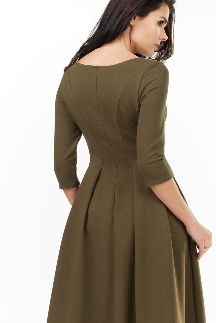 Sukienka midi o rozkloszowanym fasonie khaki M155 Sukienka midi o rozkloszowanym fasonie khaki M155