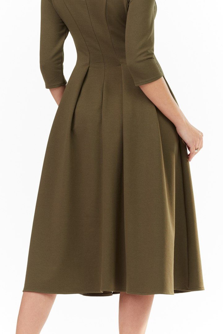 Sukienka midi o rozkloszowanym fasonie khaki M155 Sukienka midi o rozkloszowanym fasonie khaki M155