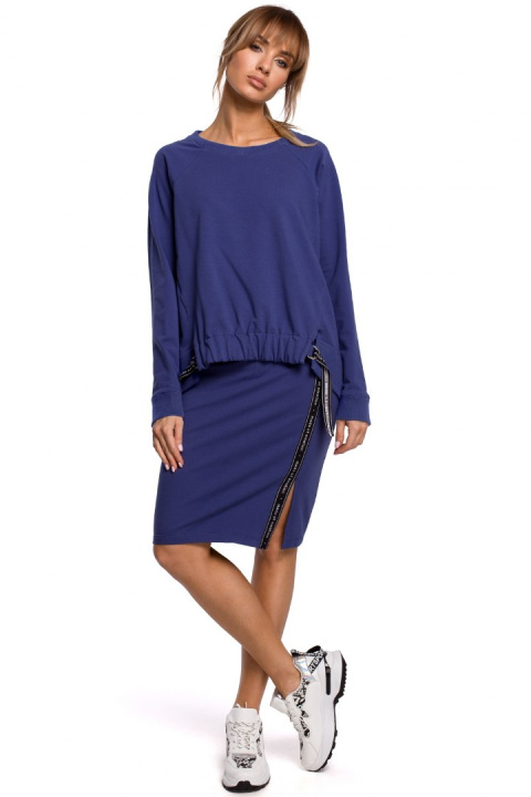 Luźna bluza damska z klamrami i lampasami z przodu indygo me492 Luźna bluza damska z klamrami i lampasami z przodu indygo me492