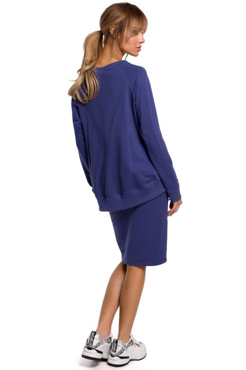 Luźna bluza damska z klamrami i lampasami z przodu indygo me492 Luźna bluza damska z klamrami i lampasami z przodu indygo me492