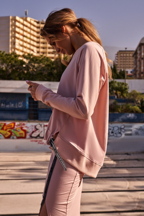 Luźna bluza damska z klamrami i lampasami z przodu różowa me492 Luźna bluza damska z klamrami i lampasami z przodu różowa me492