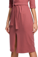 Sukienka dopasowana midi z paskiem wiązana w pasie różowa me496