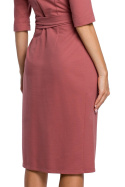Sukienka dopasowana midi z paskiem wiązana w pasie różowa me496
