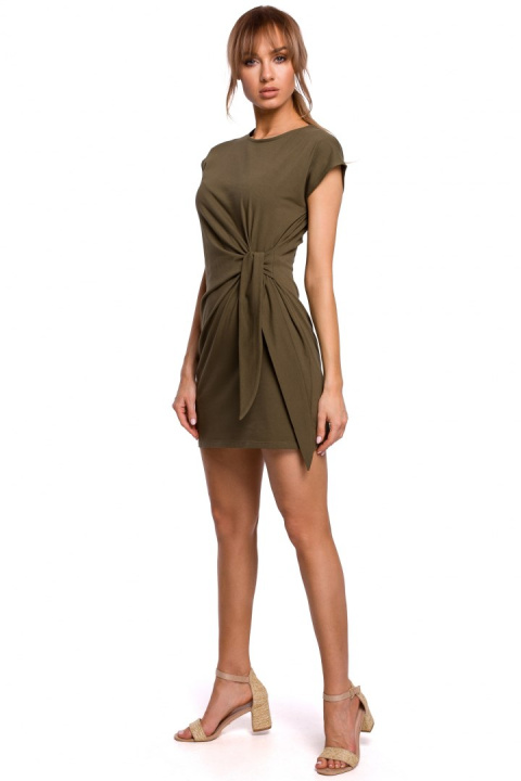Sukienka dopasowana mini z supłem na boku krótki rękaw khaki me508 Sukienka dopasowana mini z supłem na boku krótki rękaw khaki me508