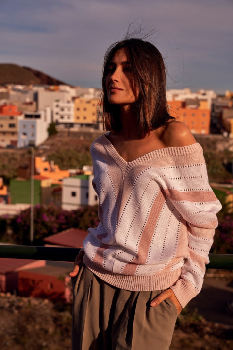 Elegancki sweter damski z dekoltem V z przodu i ztyłu różowy S218 Elegancki sweter damski z dekoltem V z przodu i ztyłu różowy S218