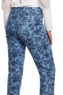 Spodnie damskie cygaretki w kwiaty z paskiem i gumą niebieskie K053