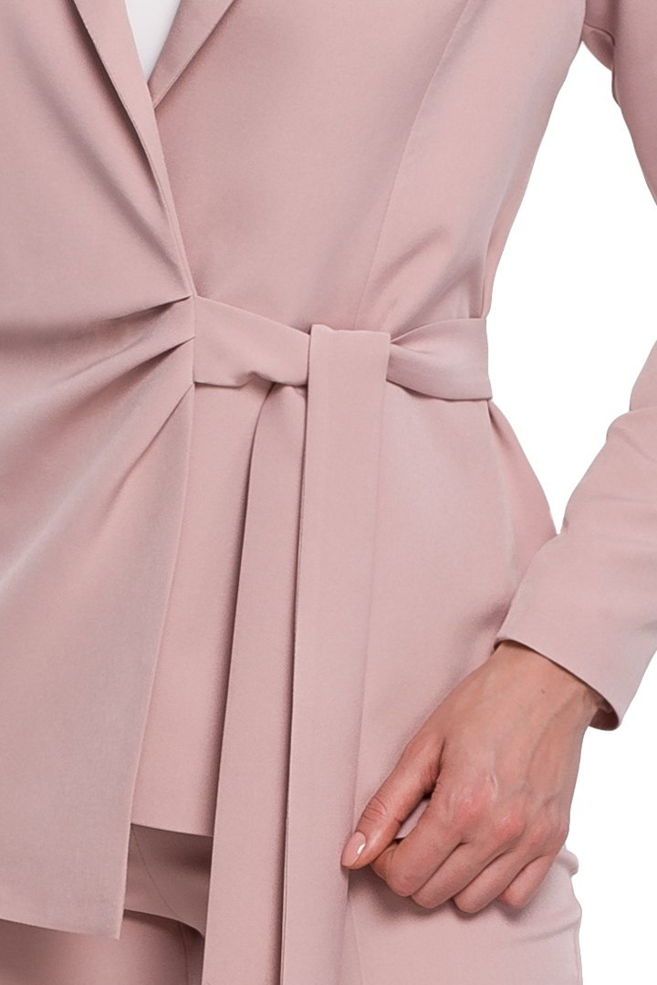 Elegancki żakiet damski z zakładkami wiązany na boku różowy K056 Elegancki żakiet damski z zakładkami wiązany na boku różowy K056