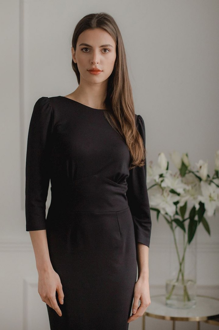 Sukienka dopasowana midi wiskozowa z długim rękawem czarna L079