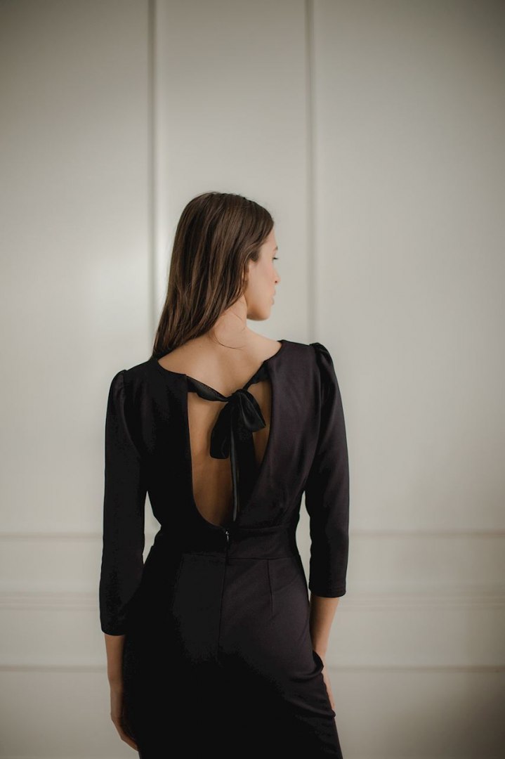 Sukienka dopasowana midi wiskozowa z długim rękawem czarna L079