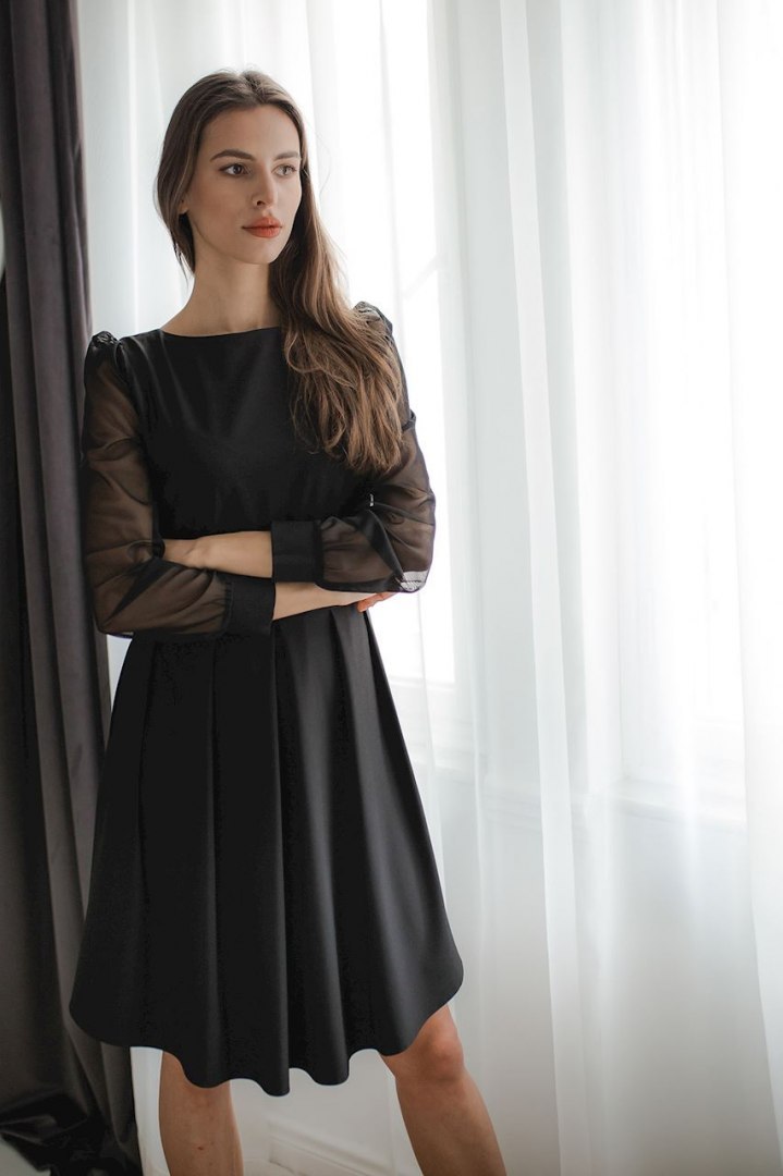 Elegancka sukienka midi z długim rękawem i dłuższym tyłem czarna L082 Elegancka sukienka midi z długim rękawem i dłuższym tyłem czarna L082