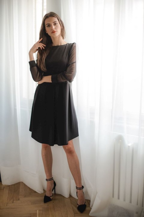 Elegancka sukienka midi z długim rękawem z siatki czarna L082 Elegancka sukienka midi z długim rękawem z siatki czarna L082