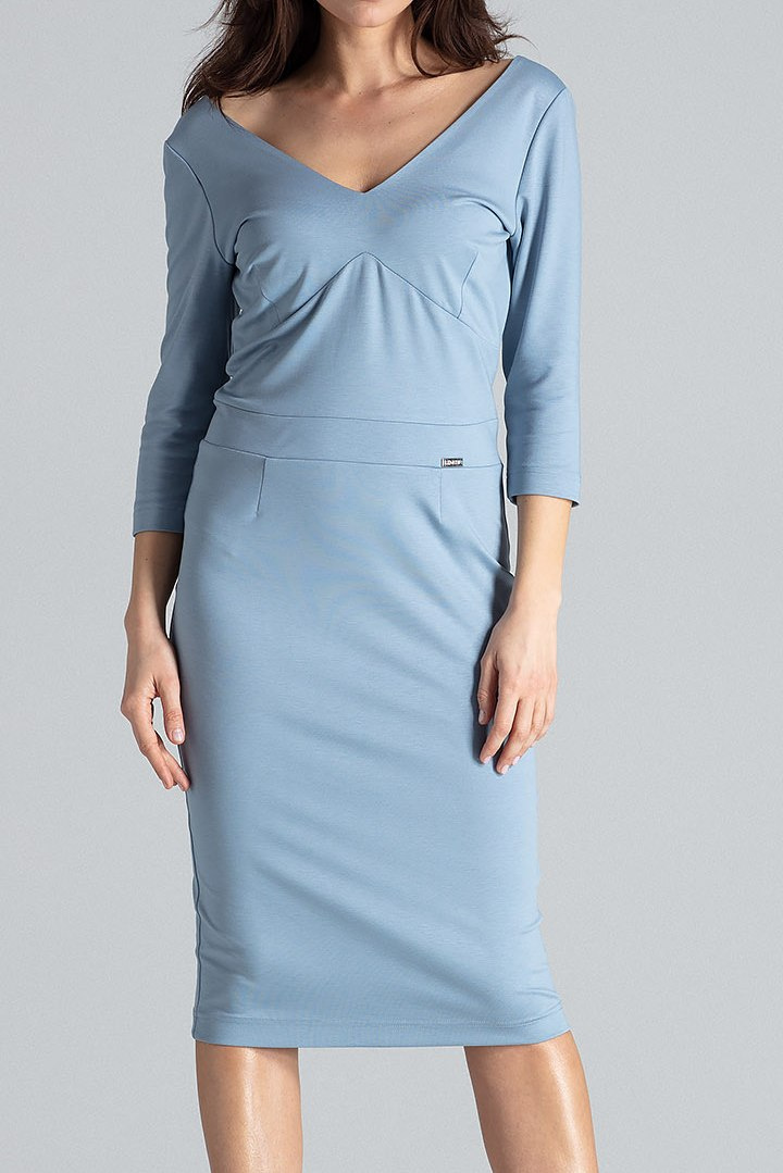 Elegancka sukienka midi z wiskozy dopasowana z dekoltem V niebieska K476