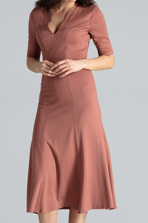 Elegancka sukienka midi rozkloszowana w kliny z wiskozy brązowa K478 Elegancka sukienka midi rozkloszowana w kliny z wiskozy brązowa K478