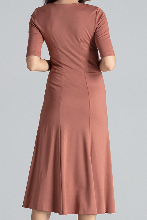 Elegancka sukienka midi rozkloszowana w kliny z wiskozy brązowa K478 Elegancka sukienka midi rozkloszowana w kliny z wiskozy brązowa K478