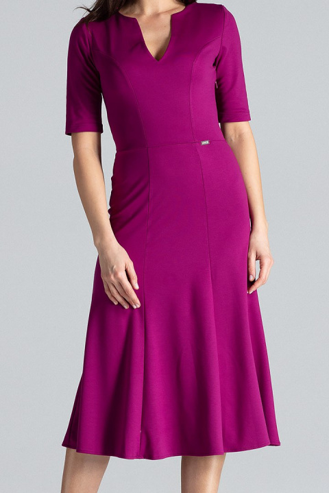 Elegancka sukienka midi rozkloszowana w kliny z wiskozy fuksja K478 Elegancka sukienka midi rozkloszowana w kliny z wiskozy fuksja K478