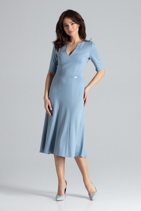 Elegancka sukienka midi rozkloszowana w kliny z wiskozy niebieska K478 Elegancka sukienka midi rozkloszowana w kliny z wiskozy niebieska K478