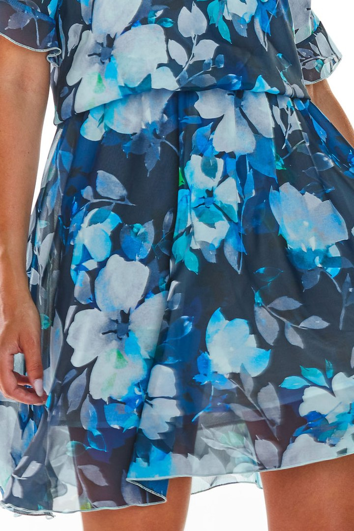 Letnia sukienka szyfonowa mini w kwiaty z krótkim rękawem granatowa A295