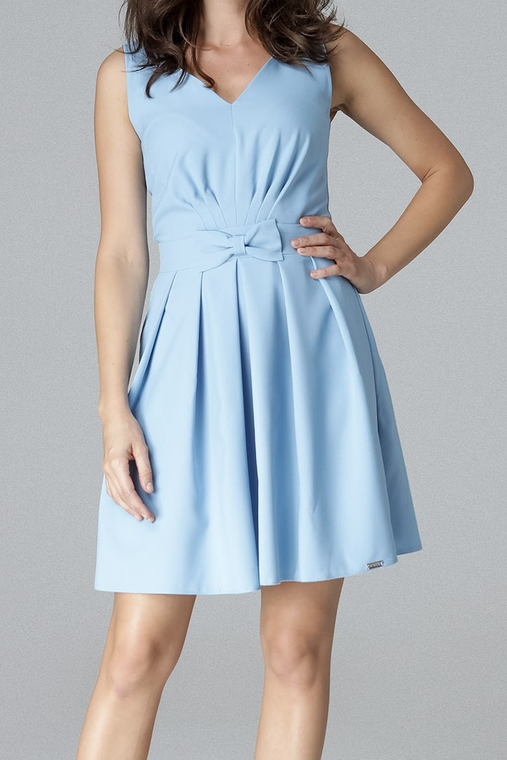 Sukienka mini z kontrafałdą kokardą bez rękawów niebieska K487