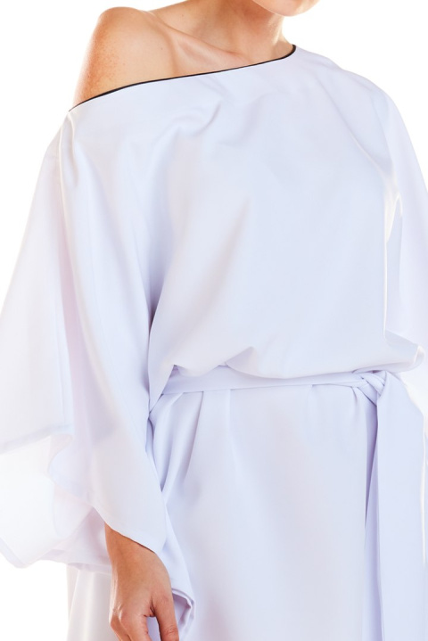 Sukienka mini oversize z krótkim rękawem wiązana w pasie biała M196 Sukienka mini oversize z krótkim rękawem wiązana w pasie biała M196