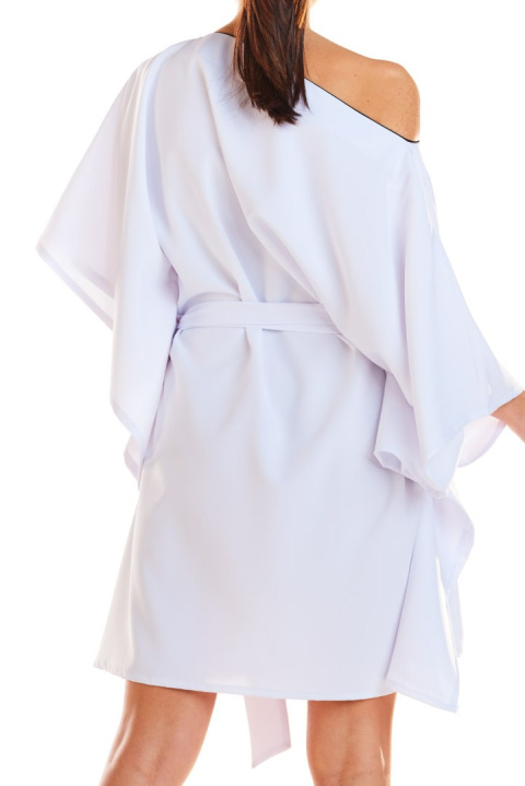 Sukienka mini oversize z krótkim rękawem wiązana w pasie biała M196 Sukienka mini oversize z krótkim rękawem wiązana w pasie biała M196
