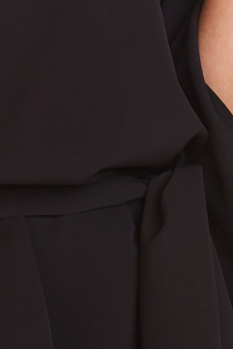 Sukienka mini oversize z krótkim rękawem wiązana w pasie czarna M196 Sukienka mini oversize z krótkim rękawem wiązana w pasie czarna M196
