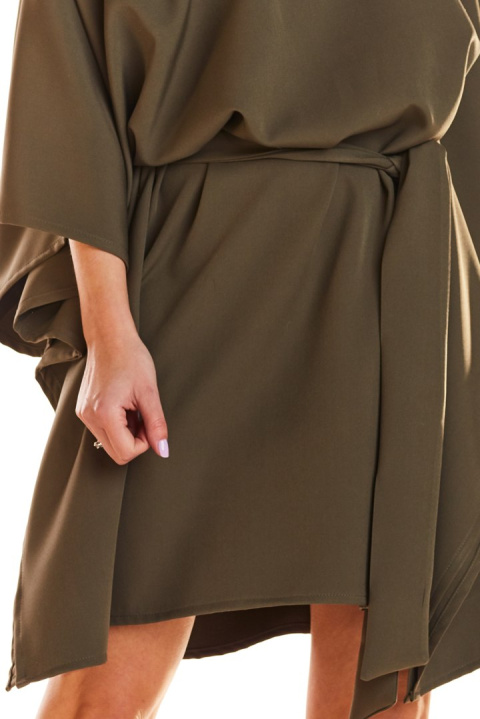 Sukienka mini oversize z krótkim rękawem wiązana w pasie khaki M196 Sukienka mini oversize z krótkim rękawem wiązana w pasie khaki M196