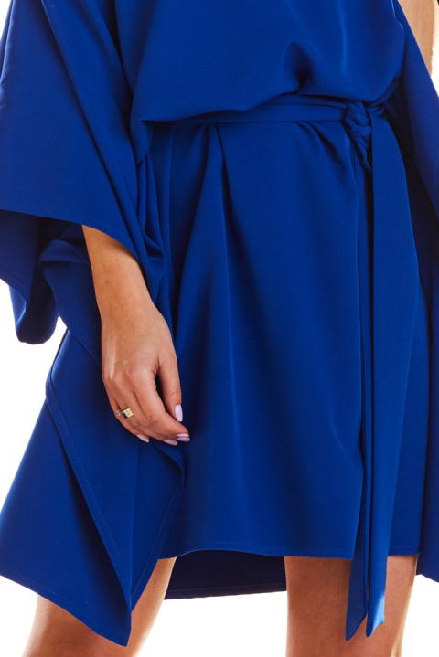 Sukienka mini oversize z krótkim rękawem wiązana w pasie niebieska M196 Sukienka mini oversize z krótkim rękawem wiązana w pasie niebieska M196