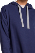 Długa bluza damska z kapturem i asymetrycznym rozcięciem niebieska B179