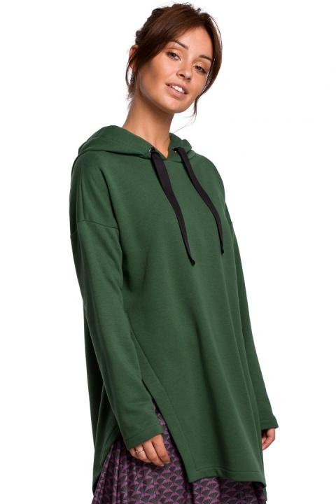 Długa bluza damska z kapturem i asymetrycznym rozcięciem zielona B179