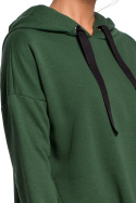 Długa bluza damska z kapturem i asymetrycznym rozcięciem zielona B179